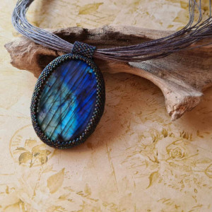 Wisior z labradorytem, opleciony koralikami toho