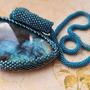 Wisior z labradorytem