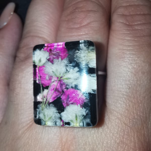 Duży pierścionek z kwiatami, pierścień z żywicy, suszone kwiaty, stal, kwiat