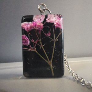 Naszyjnik z gipsowką, różowa gipsówka, różowe kwiaty, czarna żywica