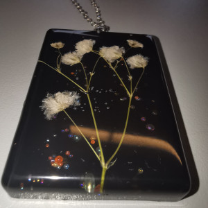 Wisior vintagez białe kwiaty, gipsówka, retro, nostalgia, duży wisior