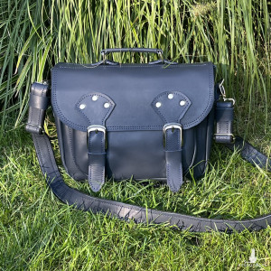 Granatowa skórzana teczka na ramię.