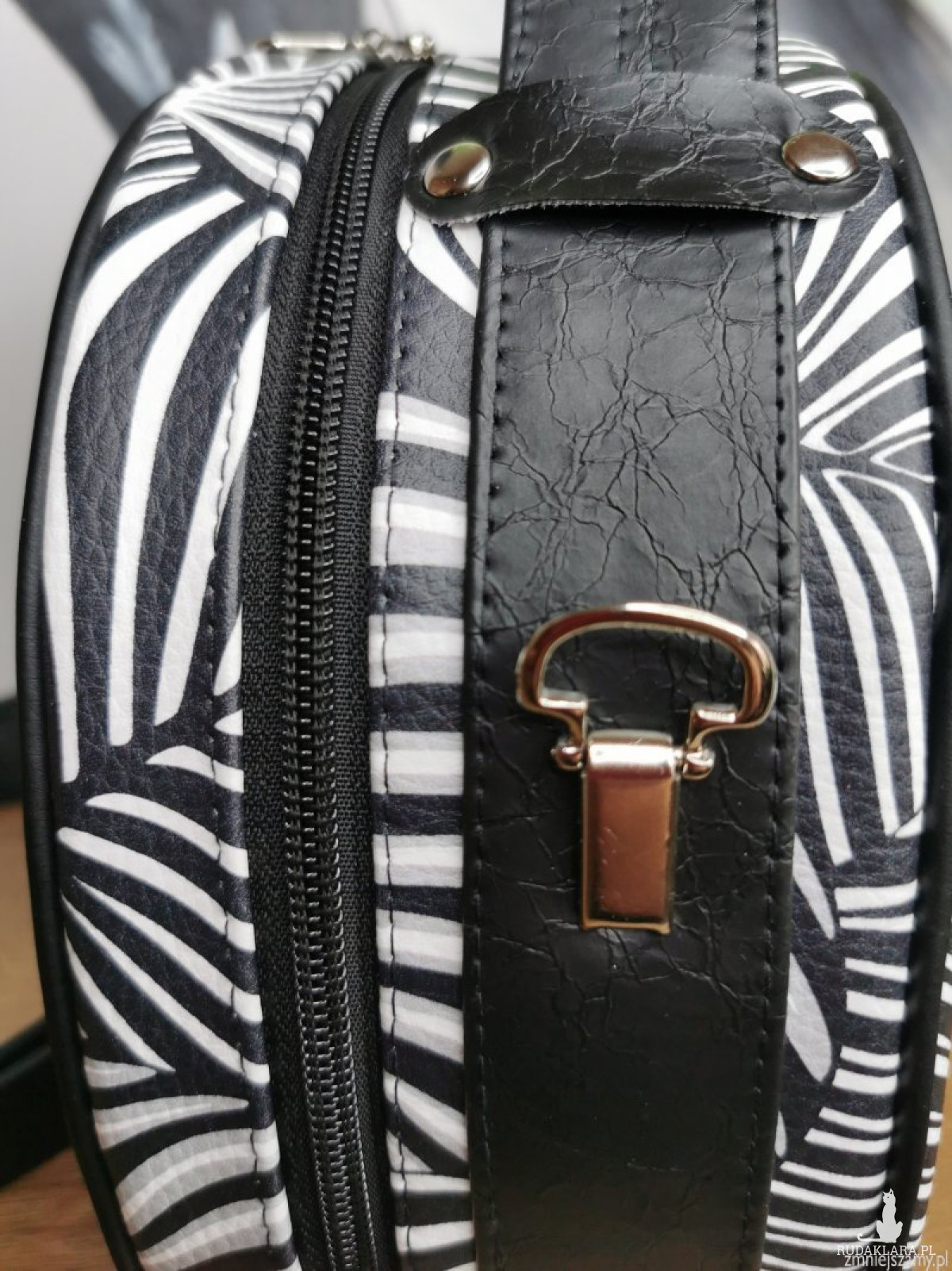 Torebka na ramię  handmade kuferek ekoskóra - liście czarno białe