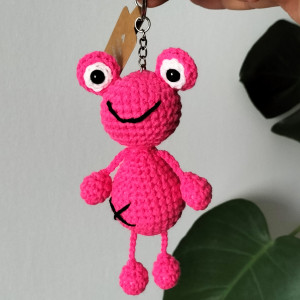 Różowa żabka, szydełko, breloczki