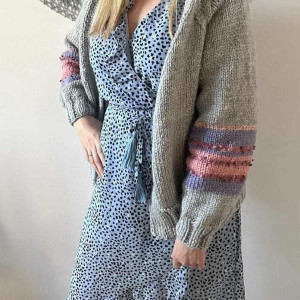 Sweter z kolorowymi rękawami