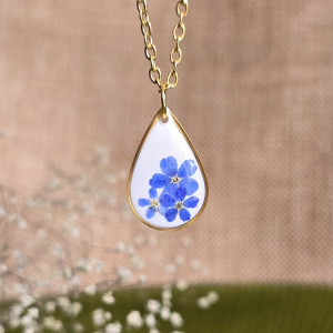 Złota zawieszka złoty wisiorek kwiat naszyjnik żywica z żywicy kwiaty łezka łza niezapominajki z niezapominajkami niezapominajką