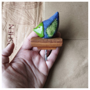 Wieszak z granatowym ptaszkiem