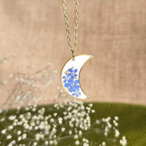 złota zawieszka złoty wisiorek naszyjnik żywica z żywicy kwiaty z kwiatami księżyc kwiaty żywica biżuteria niezapominajki