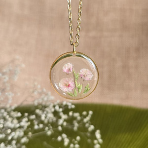 Złota zawieszka złoty wisiorek naszyjnik żywica z żywicy kwiaty z kwiatami retro naturalna dziewczęca kobieca bukiet gipsówka