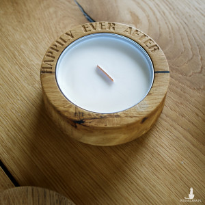 Prezent na ślub,  świeca sojowa w drewnie z grawerem