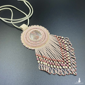 NASZYJNIK Z FRĘDZLAMI - PUDROWY RÓŻ #799