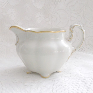 retro mlecznik karolina, vintage dzbanuszek na mleko, porcelanowy mlecznik, prl porcelana, vintage dzbanek, biały mlecznik na nóżkach, Koenigszelt dzbanek, Karolina naczynia prl