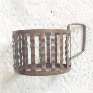 prl koszyczek do szklanki, prl uchwyt do szklanki, prl uchwyty do szklanek, prl koszyczki do szklanek, metalowe uchwyty do szklanek, vintage koszyczki do szklanek, prl akcesoria