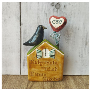 Domek z gawronem i imionami rodziny