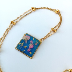 Naszyjnik z Zawieszką z Żywicy – Subtelne Piękno Rękodzieła