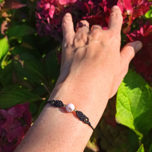 Krucze Skrzydła opal różowy w makramie bransoletka pleciona mikro makrama