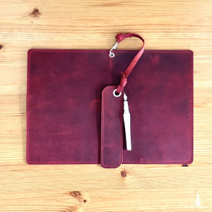 Czerwona okładka skórzana na zeszyt formatu A 5.