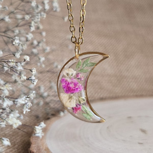 złota zawieszka złoty wisiorek naszyjnik żywica z żywicy kwiaty z kwiatami księżyc kwiaty żywica biżuteria gipsówka