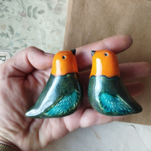 Para ptaszków w kolorze butelkowej zieleni