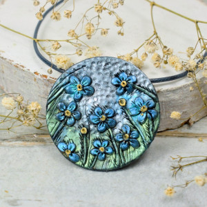 Duży, okrągły wisiorek niezapominajki