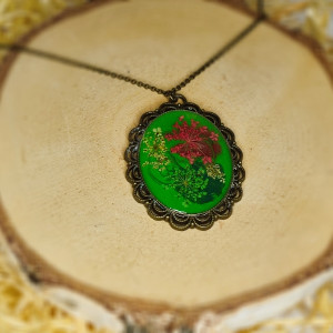 Medalion - zielony wisiorek z żywicy z kwiatami, antyczne złoto