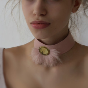 CHOKER różowy ze skóry, skóra naturalna złota broszka futro Glamour