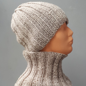 Męska czapka i golf w piaskowym beżu