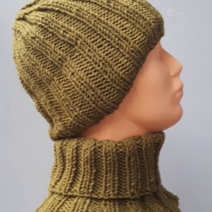 Męska czapka i golf w oliwce