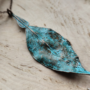 Prawdziwy liść Cytryny pokryty miedzią. Naszyjnik z wisiorem.