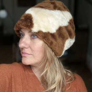 Futrzana w ciapki ciepla czapka