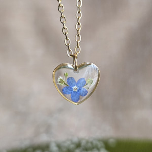 Złota zawieszka złoty wisiorek kwiat naszyjnik żywica z żywicy kwiaty serce serduszko niezapominajki