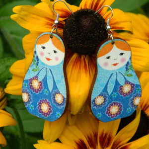 Niebieskie kolczyki wesołe babuszki matrioszki z kwiatami, biżuteria etno boho hippie, kolorowe lekkie drewniane zabawne kolczyki
