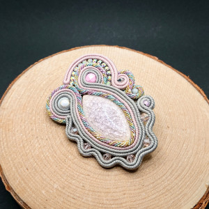 SZARO-RÓŻOWA BROSZKA SUTASZ