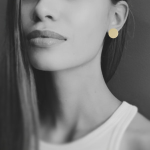 Kolczyki małe żółte bananowe koła ze skóry naturalnej minimalistyczne