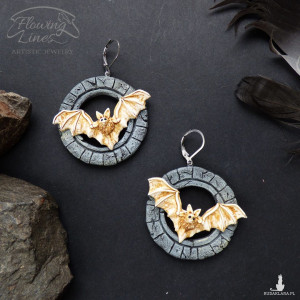 kolczyki z lecącym nietoperzem i kamiennym oknem