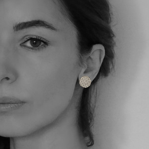 Kolczyki małe koła kremowe print ze skóry naturalnej minimalistyczne ślubne