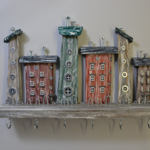 Drewniany wieszak na klucze na ścianę z szarymi domkami