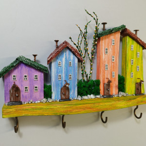 Drewniany wieszak na klucze z kolorowymi domkami i zielonymi roślinami, 4 haczyki