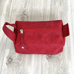 Duża czerwona kosmetyczka skórzana.