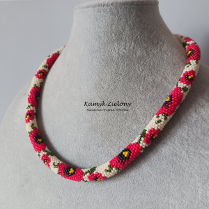 Naszyjnik z wzorem w maki na kremowym tle