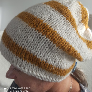 Czapka moherowa w paski biało-musztardowe