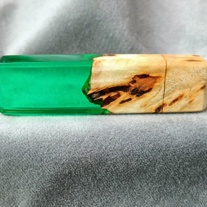 pendrive zielony z drewna i żywicy
