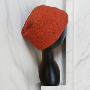Czapka pomarańczowym na podszewce