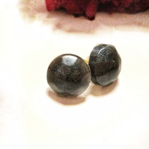 Ręcznie robione czarne kolczyki z żywicy epoksydowej o subtelnym, mieniącym się perłowym blasku