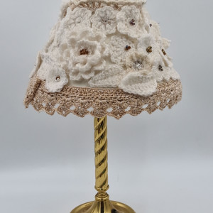 Na szydełku  ozdobny  abażur - lampka
