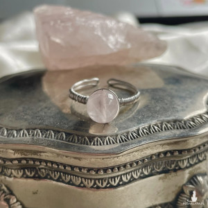 pierścionek regulowany z kwarcem różowym STAL CHIRURGICZNA