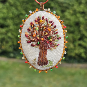 Jesienne drzewo - haftowany naszyjnik
