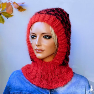 Golf z kapturem z czerwienią