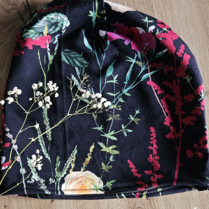 Czapka w łodygi kwiatów i kwiaty na granacie  dla każdego