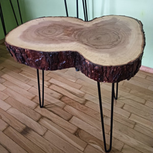 Stolik kawowy z plastra drewna
